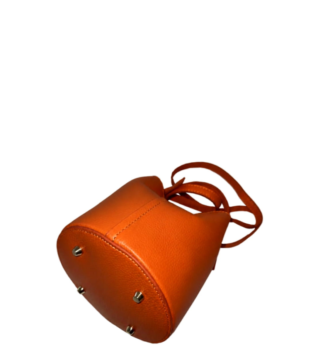 Sac seau TEA en cuir véritable orange, vue de dos, format mini, artisanat italien — SKyb